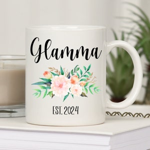 Glamma Est. Oma Kaffeebecher. Baby-Ankündigung Großmutter Geschenk. Schwangerschaft offenbaren Geschenk für Grammy. Oma Becher. Glamma Kaffeetasse.