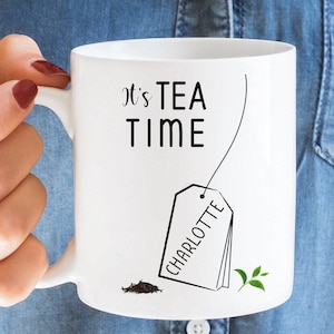 Tasse à thé personnalisée. C'est l'heure du thé. Fête des mères, cadeau d'anniversaire pour les amateurs de thé