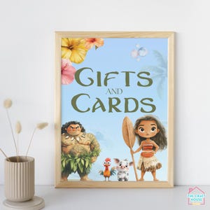 Puede incluir: Un cartel imprimible con fondo azul y flores tropicales. El cartel dice "Regalos y tarjetas" en texto verde. Los personajes Maui y Moana de la pel&iacute;cula Moana est&aacute;n en el cartel.