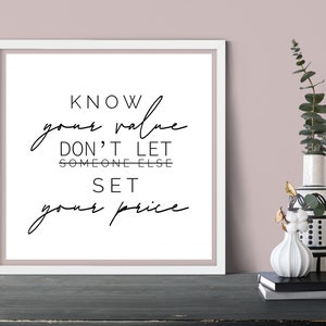 Puede incluir: Una impresión enmarcada en blanco con el texto "KNOW your value DON'T LET SOMEONE ELSE SET your price" en fuente cursiva negra.