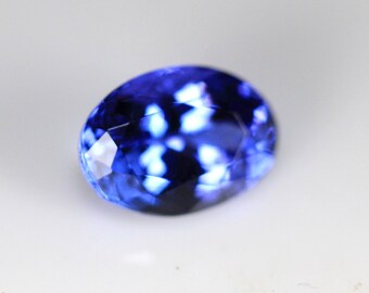 1.42 Carats! Couleur BLEU PROFOND Tanzanite Facettée. Forme ovale 8x6 MM. Eye Clean to Loupe Clean Quality. Taille calibrée. Pierre précieuse de Loos.