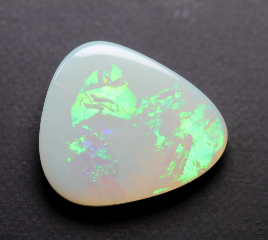Opale Noire Naturelle Australienne Brute - 7.00 Carats, Effet "crête De Foudre", Certifiée AGL