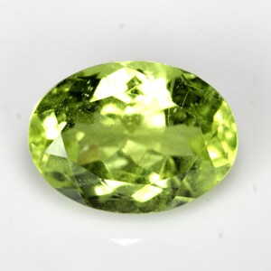 3.71 Carats! Natural Peridot 11x8 MM Oval. Green Color. Pakistan Origin. Earth Mined Stone. Sparkling Gem.