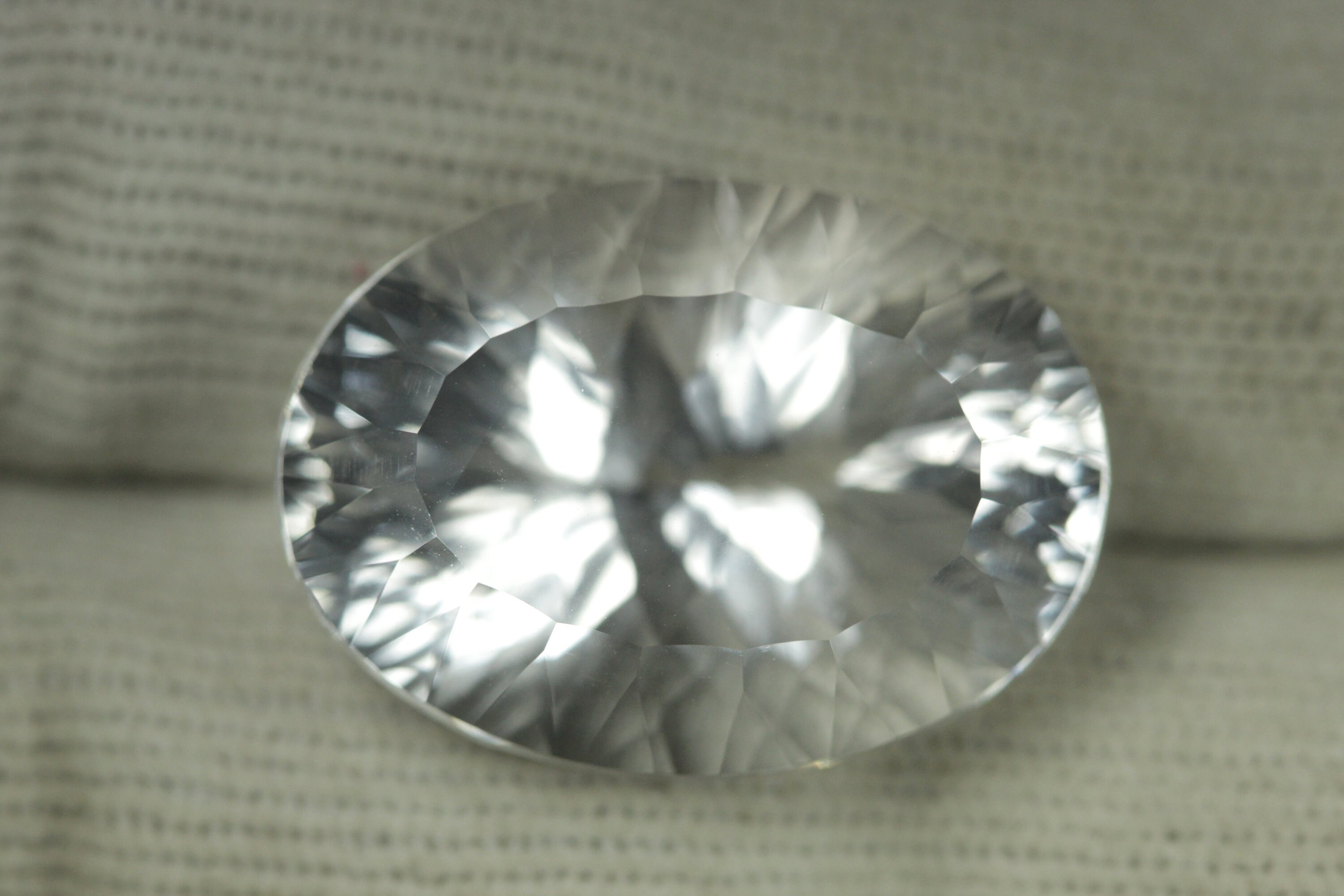 24.14カラットの天然クリスタル、ファセットカット（22 x 16 MM
