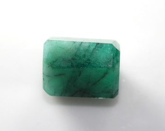 23.60カラットの天然エメラルドペンシルビーズ。17 x 14mmの六角形