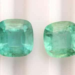 1,74 Karat! Natürlicher Sambia Smaragd facettiert. 6 MM Kissenform Smaragd. 2 Stück Lot. Lot Preis. kalibrierter Stein. Edelstein gefasst.