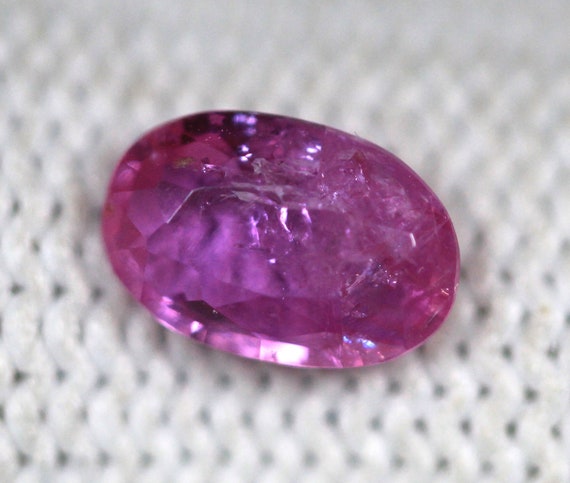 Saphir Rose Violacé Naturel Non Chauffé De 0,79 Carats - Taille Ovale, Provenance Mozambique