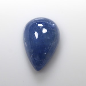 ¡1,96 quilates! Zafiro azul cabujón de 9x6 pera. Color azul. Tamaño calibrado. Color brillante. Piedra preciosa suelta.