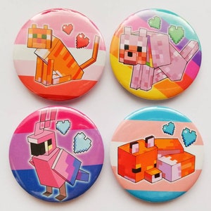 以下が含まれることがあります： 異なるマインクラフトのキャラクターが描かれた丸いボタンピンが4つ。ピンはピンク、ブルー、ホワイトで、レインボーのストライプが入っています。キャラクターは猫、キツネ、オウム、オオカミです。各ピンにはハートとレインボーがあります。