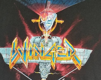Könnte beinhalten: Schwarzes T-Shirt mit einem Grafikdruck der Band "Winger" in futuristischem Stil. Der Text "In the Heart of the Young" ist oben auf dem Shirt gedruckt. Das Shirt enthält auch die Copyright-Informationen "TM Terse Tours Inc. 1990 Under License to BMG".
