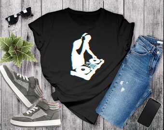 Cool DJ T-Shirt with Trippy Effect | Gift for Techno and EDM dj | dj T shirt, Gift for dj, Techno Shirt, EDM Shirt