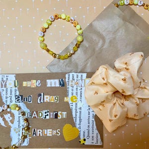 Sac cadeau inspiré de l'intrépidité / bracelets de l'amitié, chouchous, cartes postales