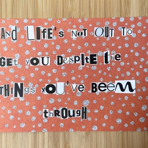 Könnte beinhalten: Ein roter Hintergrund mit weißen Glitzerpunkten und einer schwarzen Textnachricht, die lautet: "AND LIFE'S NOT OUT TO GET YOU DESPITE THE THINGS YOU'VE BEEN THROUGH"