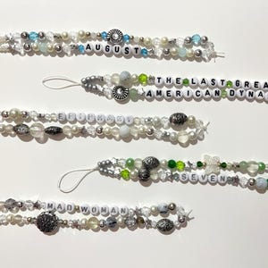 Può includere: Un set di tre tazze in ceramica con finitura opaca e macchiettata. Le tazze sono nei toni del crema, grigio chiaro e grigio scuro. Ogni tazza ha un design semplice e minimalista, perfetto per caffè o tè.