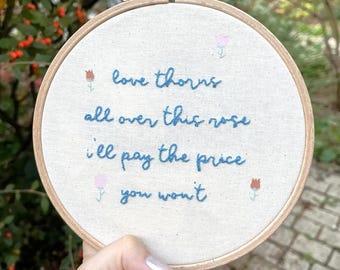Telaio da ricamo calligrafico fatto a mano ispirato a Slut! 1989