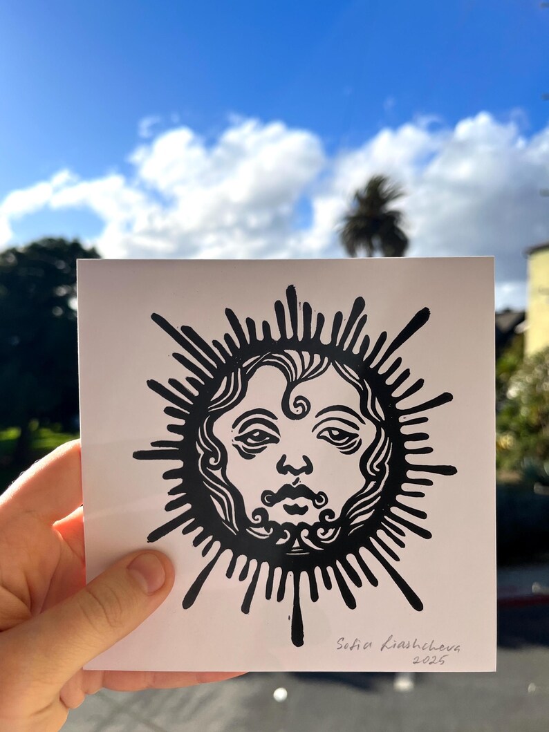 Pode incluir: Impress&atilde;o em preto e branco de um sol estilizado com um rosto humano. A impress&atilde;o &eacute; assinada "Sofia Krashelev 2023".