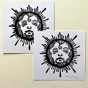Pode incluir: Duas impress&otilde;es em preto e branco de um sol estilizado com um rosto. O sol tem um design radiante e o rosto tem uma express&atilde;o simples, quase de desenho animado. A impress&atilde;o inferior &eacute; assinada "Sofia Lashkova 2023".