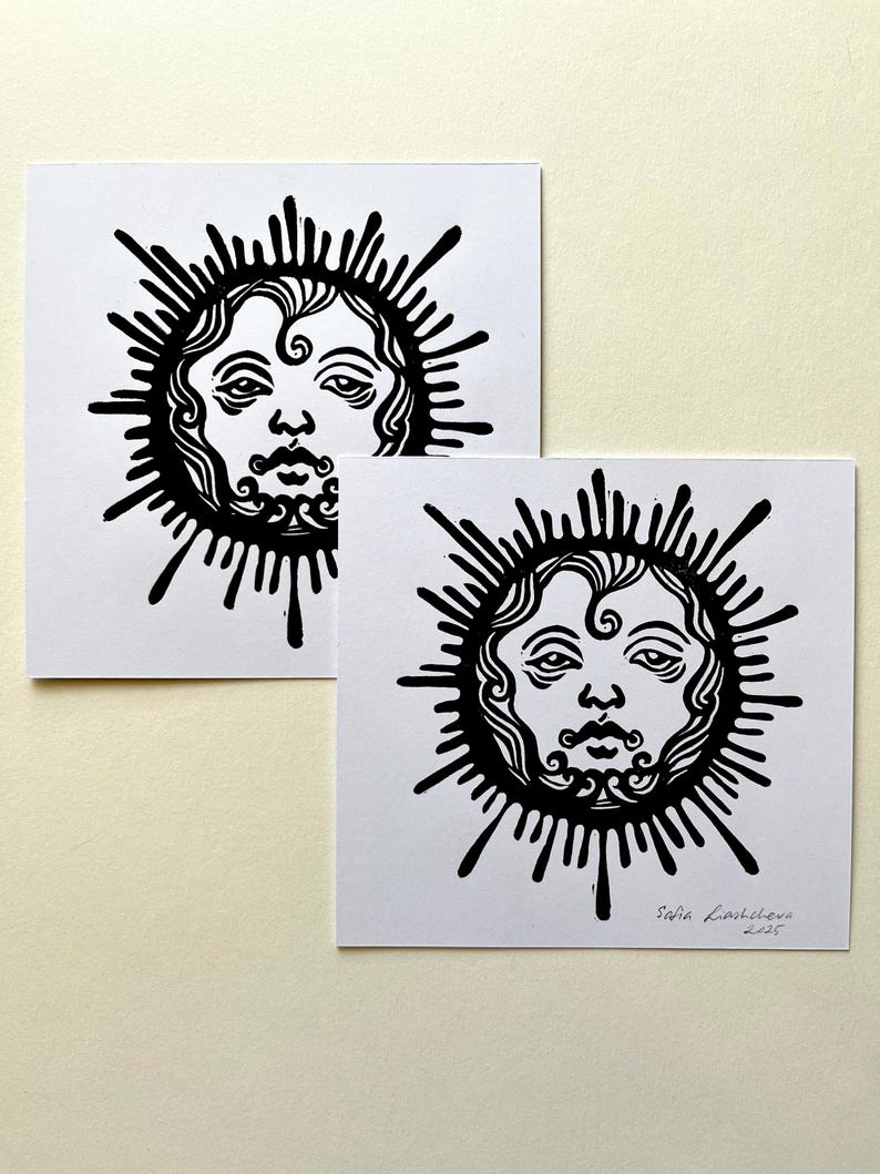 Pode incluir: Duas impress&otilde;es em preto e branco de um sol estilizado com um rosto. O sol tem um design radiante e o rosto tem uma express&atilde;o simples, quase de desenho animado. A impress&atilde;o inferior &eacute; assinada "Sofia Lashkova 2023".