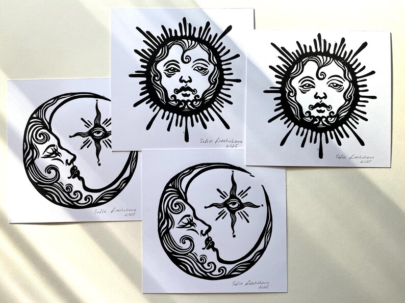 Pode incluir: Quatro impress&otilde;es em lin&oacute;leo em preto e branco de uma lua crescente e um sol com rosto. Cada impress&atilde;o tem o nome do artista e o ano de 2021.