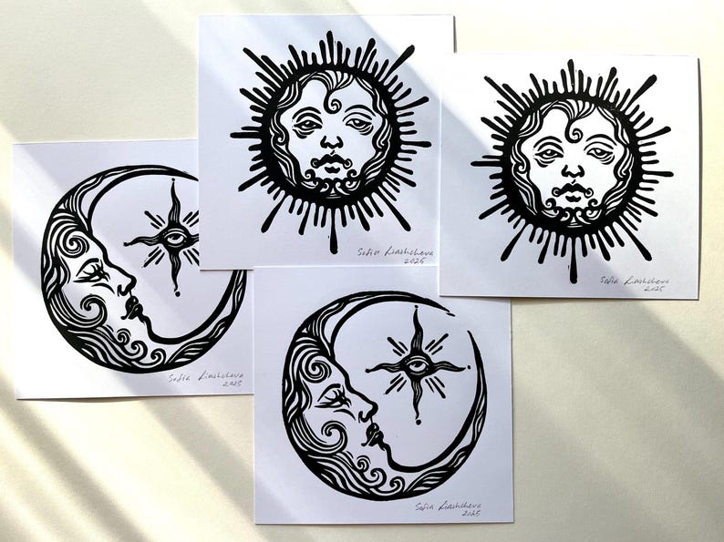 Pode incluir: Quatro impress&otilde;es em lin&oacute;leo em preto e branco de uma lua crescente e um sol com rosto. Cada impress&atilde;o tem o nome do artista e o ano de 2021.
