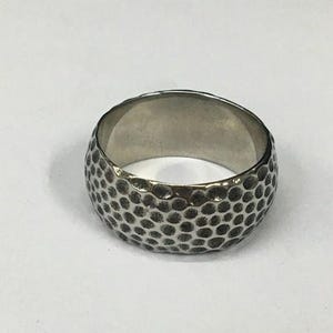 11.0mm Men&#39;s Hammered Wedding Band, Hammered Black Wedding Ring, Comfort Fit Wedding Band Gift for Him