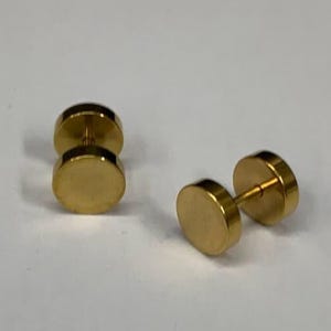 8 mm gouden schroefoorbellen voor heren, effen oorbellen, minimalistische gouden studs, moderne accessoires, piercingtunnels zwart
