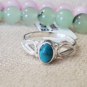 Pretty Blue Turquoise Ring - Ocean Blue Turquoise Ring-Blue  Turquoise Ring -  Turquoise Ring- 92.5 Sterling Silver Ring - size 8 US, A51402