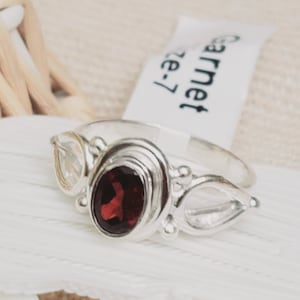 Anillo de plata de ley con granate AAA - Piedra natal de enero, talla 7