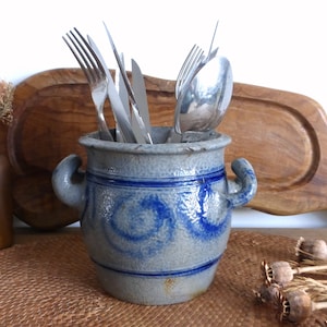 Französischer Vintage Handgemachter Confit-Topf aus salzglasiertem Steingut - blau-grau & kobaltblau - Küchen Vorratstopf - rustikaler Bauerntopf