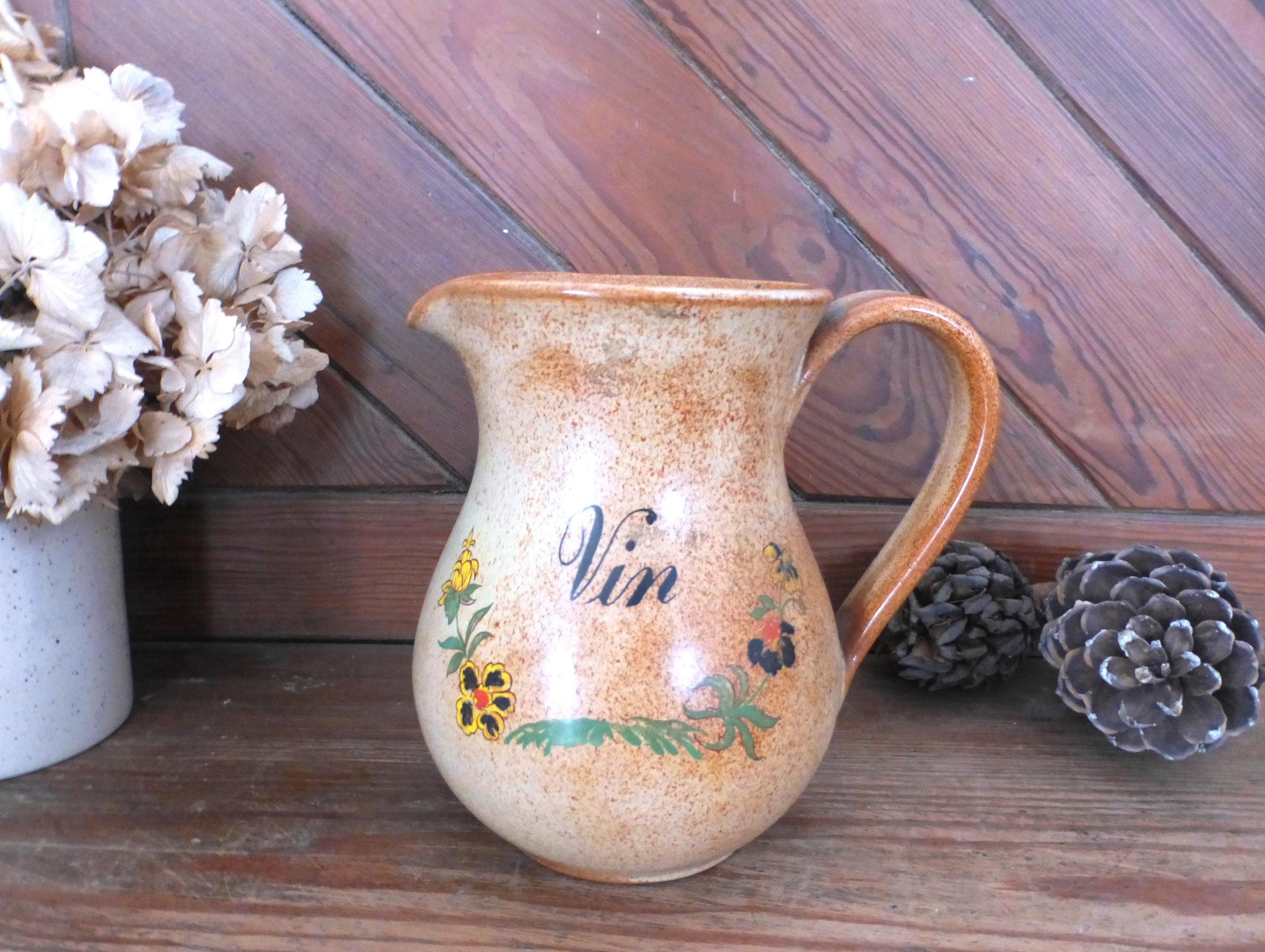 Belle Français Pichet à Vin en Faïence Émaillée Vintage - Fleurs et Décor Vin' Ferme Rustique