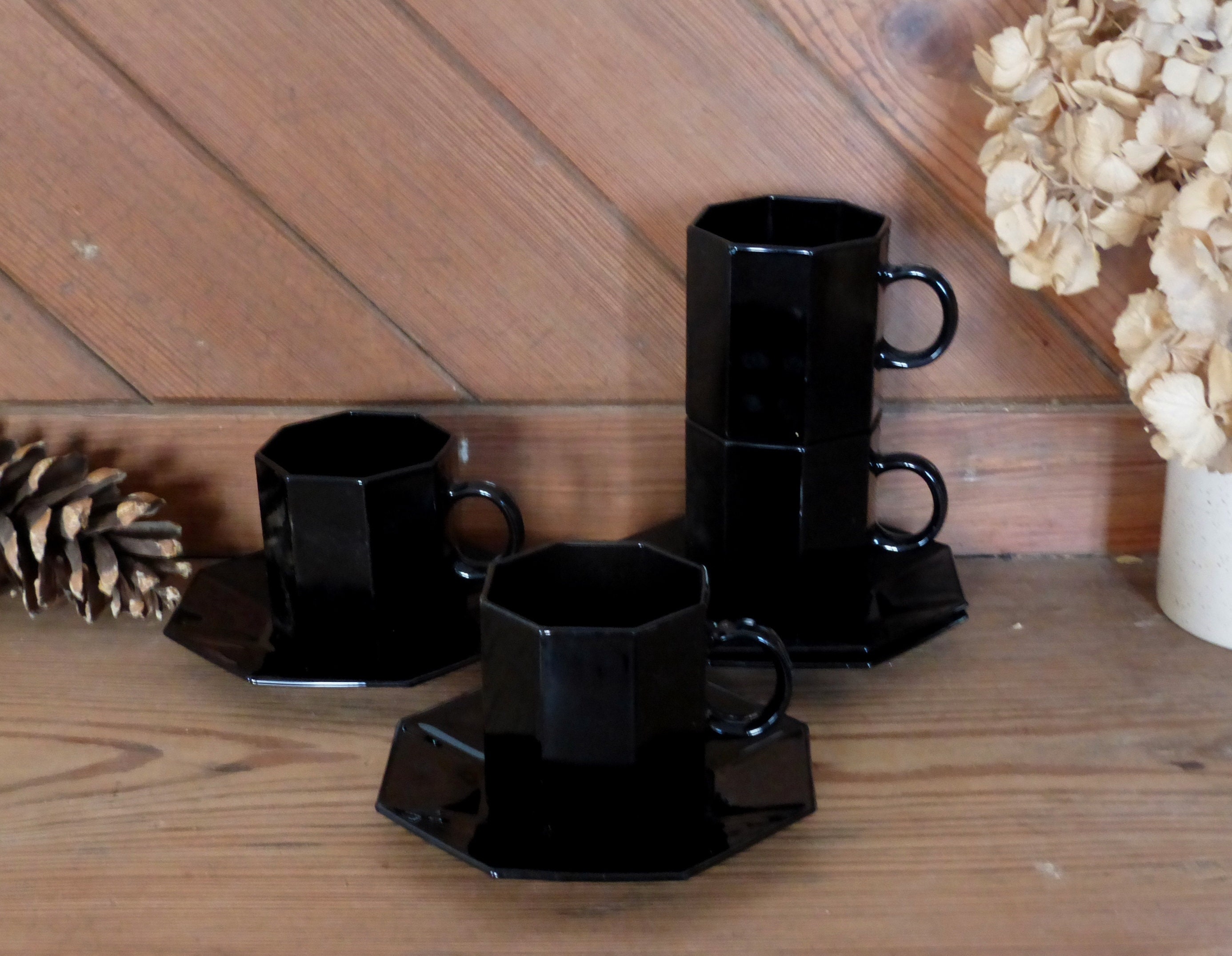 Quatre Tasses à Café/Thé et Soucoupes Facettes en Verre de Lait Noir Luminantes Élégantes Français V