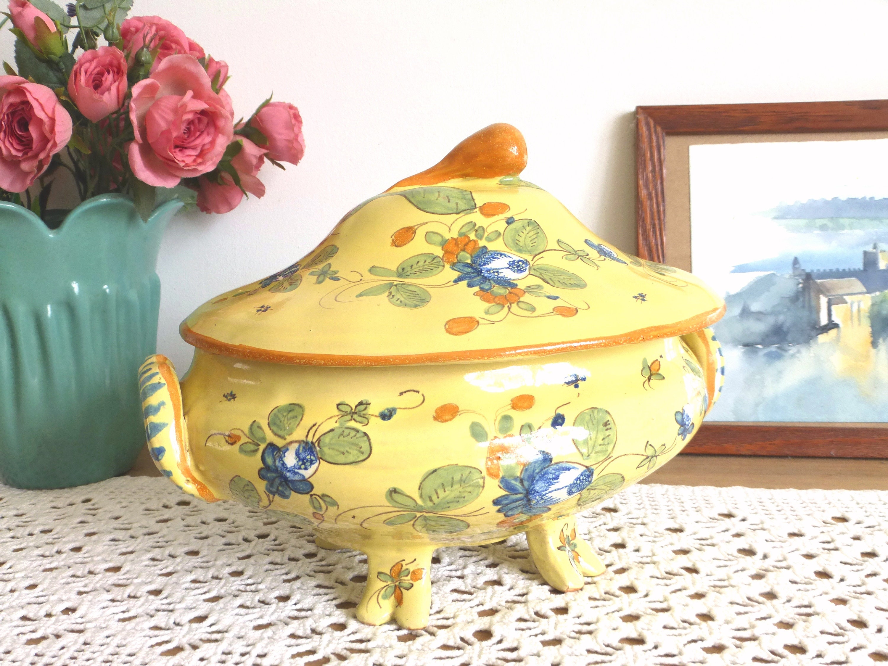 rare fabuleuse soupière à couvercle en céramique polychrome de montpellier vintage française peinte la main - jaune avec fruits et fleurs