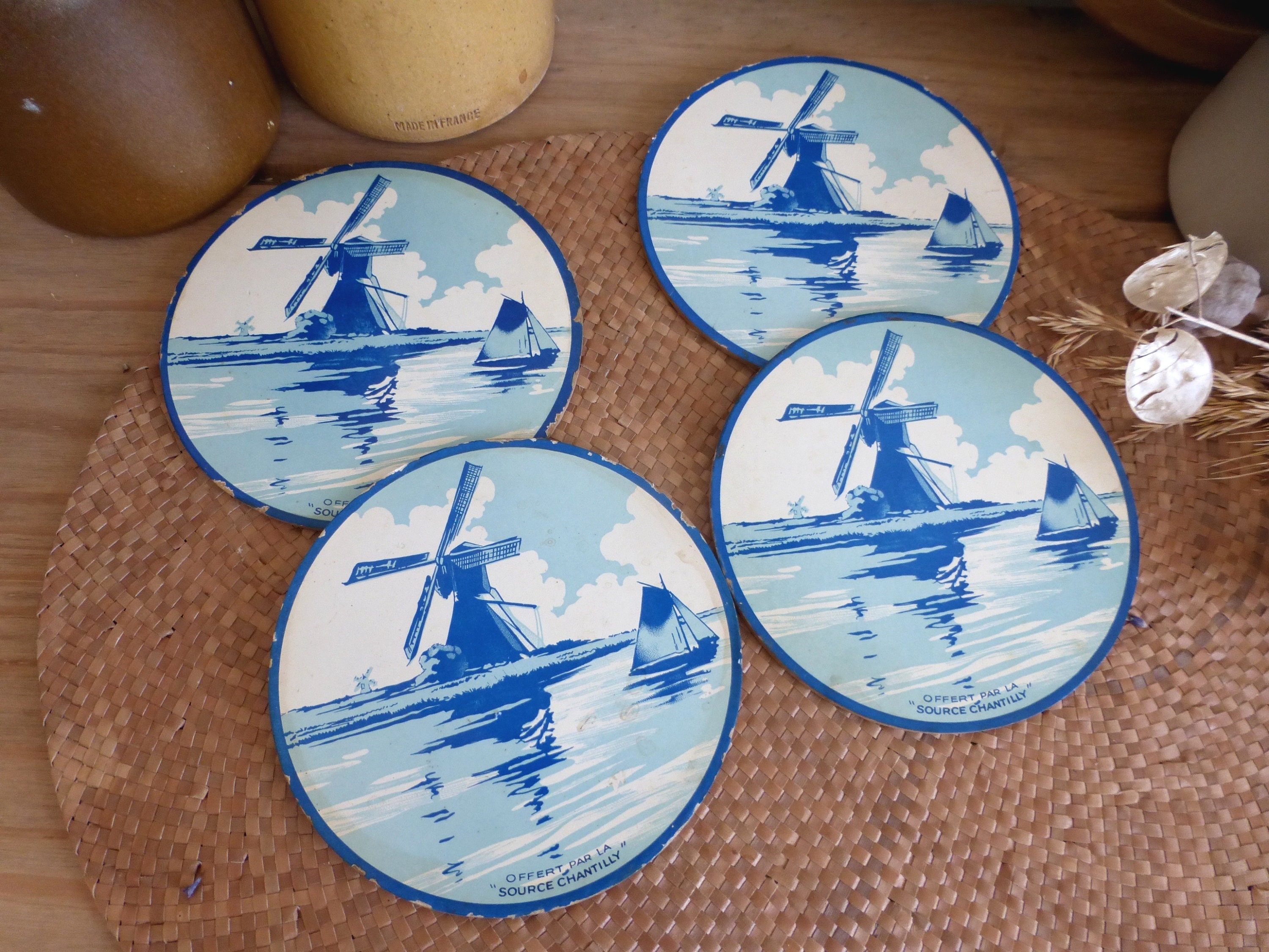 Rare Rétro Français Vintage Source Chantilly Mi-Siècle Publicité Promotionnelle Laminée Carafe Bleue