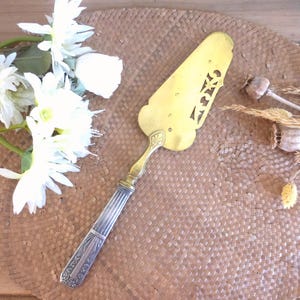 Fabuloso cortador de tartas/servidor de tartas francés antiguo de plata vermeil bañado en oro – Art Déco – principios del siglo XX – elegante cubertería – estilo castillo chic