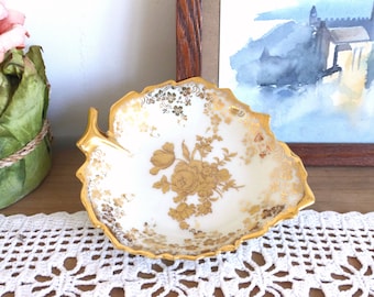 Precioso plato de alfiler de baratija en forma de hoja de porcelana de Limoges vintage francés JAMMET SEIGNOLLES – blanco con transferencia de oro y dorado – elegante chic