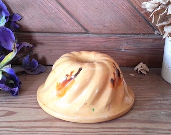 Precioso molde vintage francés (alsaciano) pequeño de terracota color miel mostaza para pastel Kouglof, con glaseado de caramelo que gotea, de estilo rústico campestre.