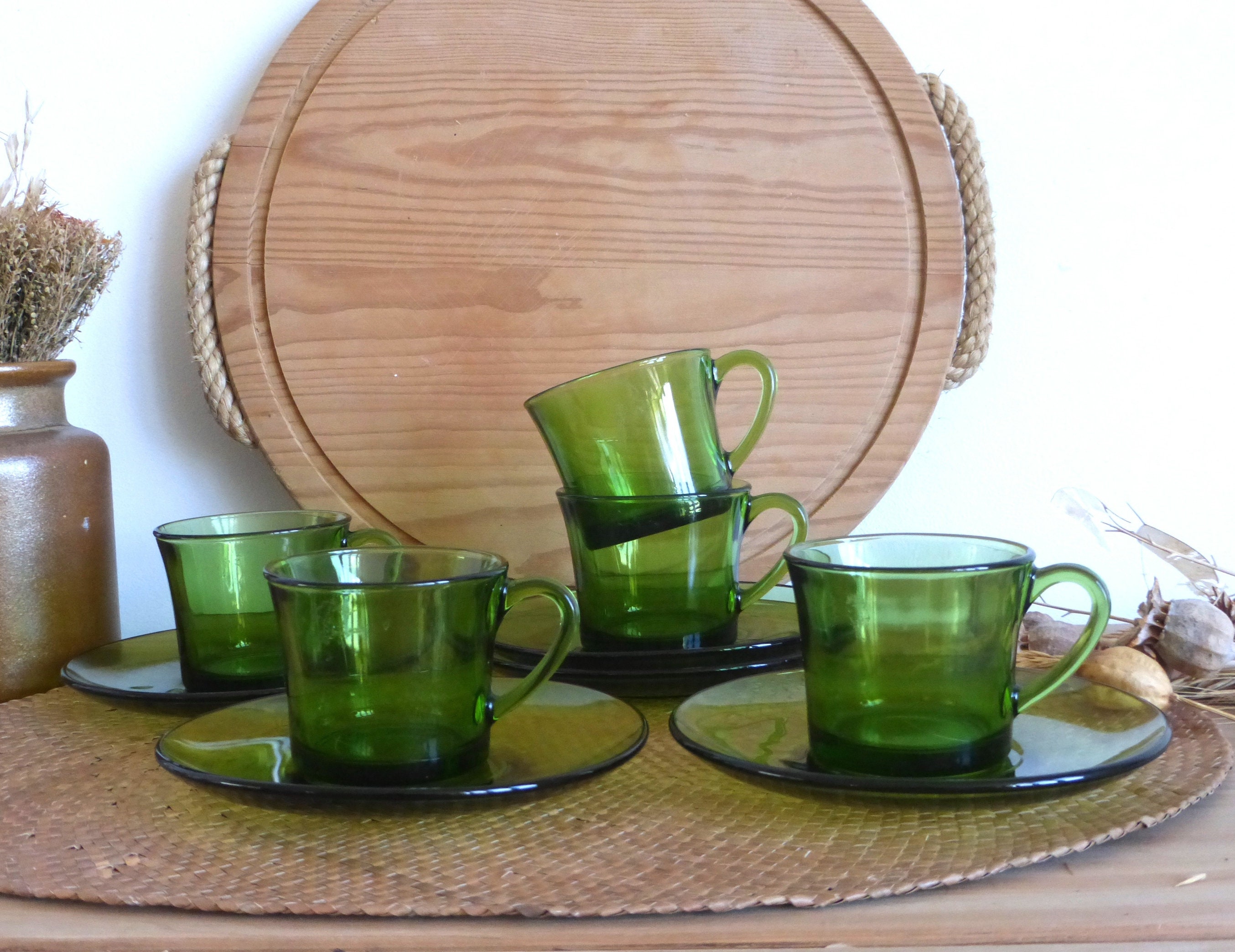 Ensemble de Cinq Tasses à Café et Soucoupes en Verre Vert Duralex Vintage Français - Rétro Chic