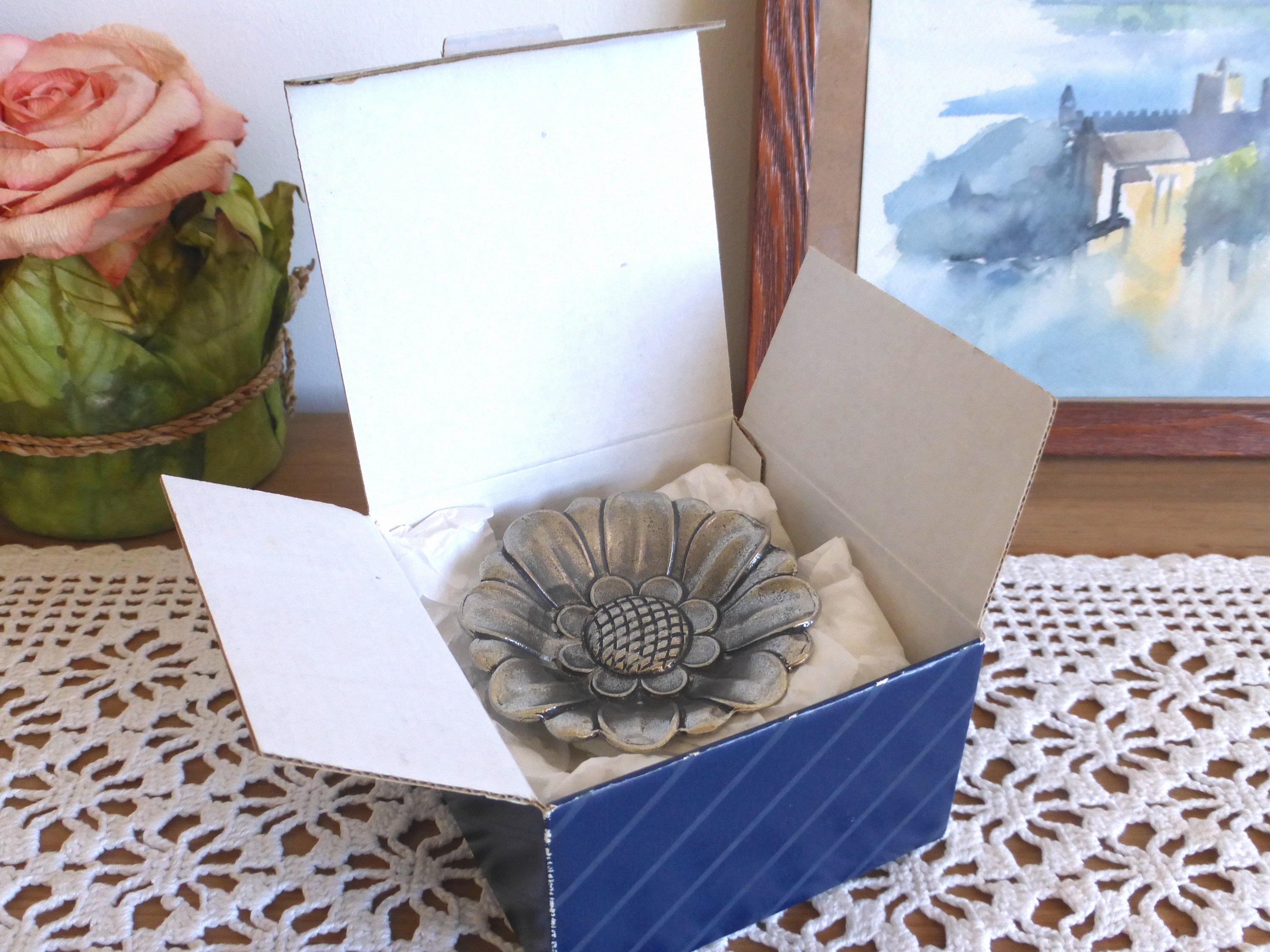 Charmant Litte Français Vintage Jean Goardere Fait à La Main en Marguerite Motif Étain Bibelot/Plat 