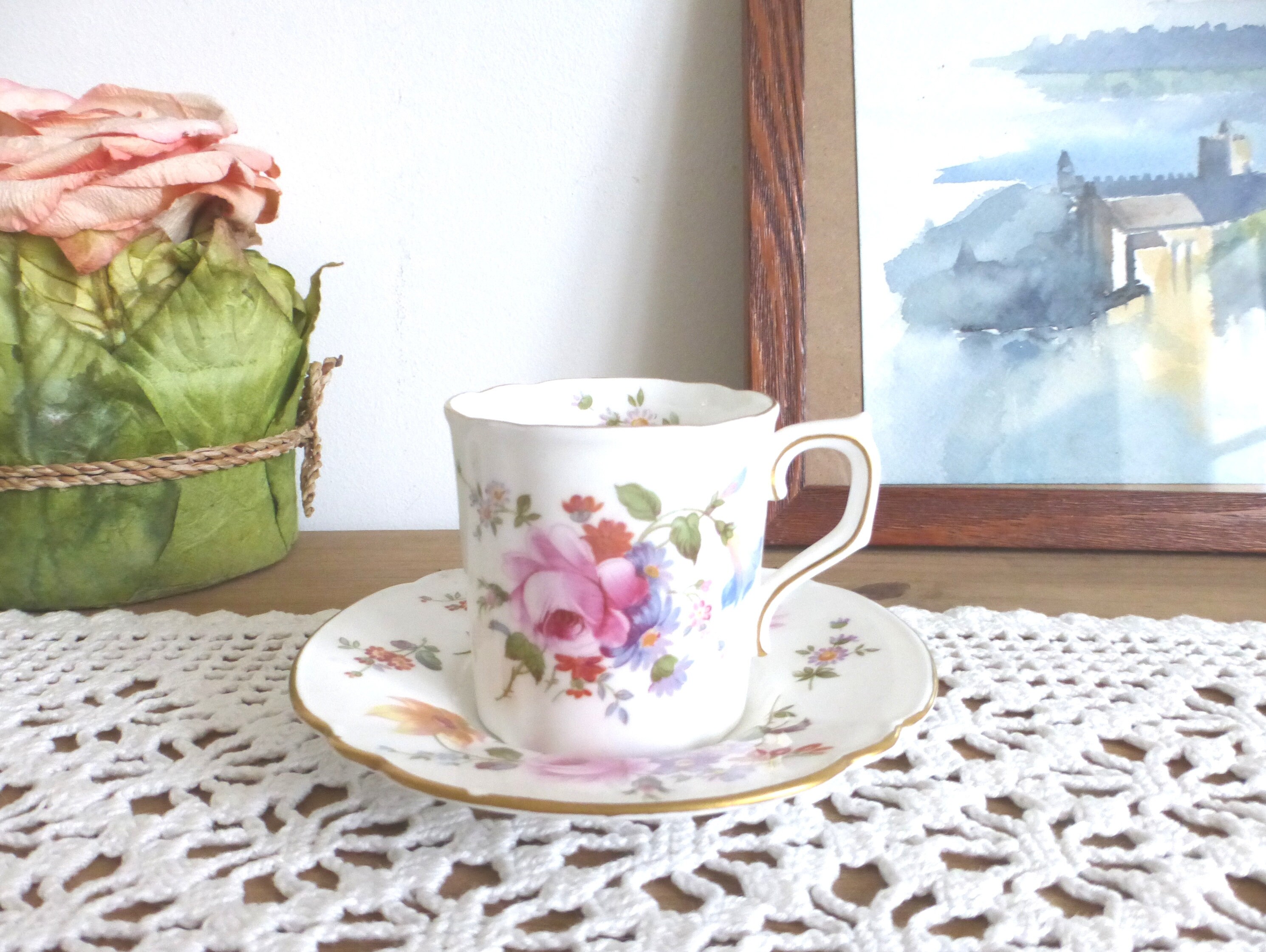 Exquis Vintage Anglais Royal Crown Derby Os Porcelaine Florale Demitasse Tasse à Café et Soucoupe - 