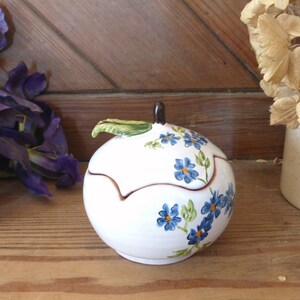 Härlig fransk vintage handgjord och handmålad prydnadsburk / ringask - äppelformad - blå blommor - studiokeramik - signerad av konstnär