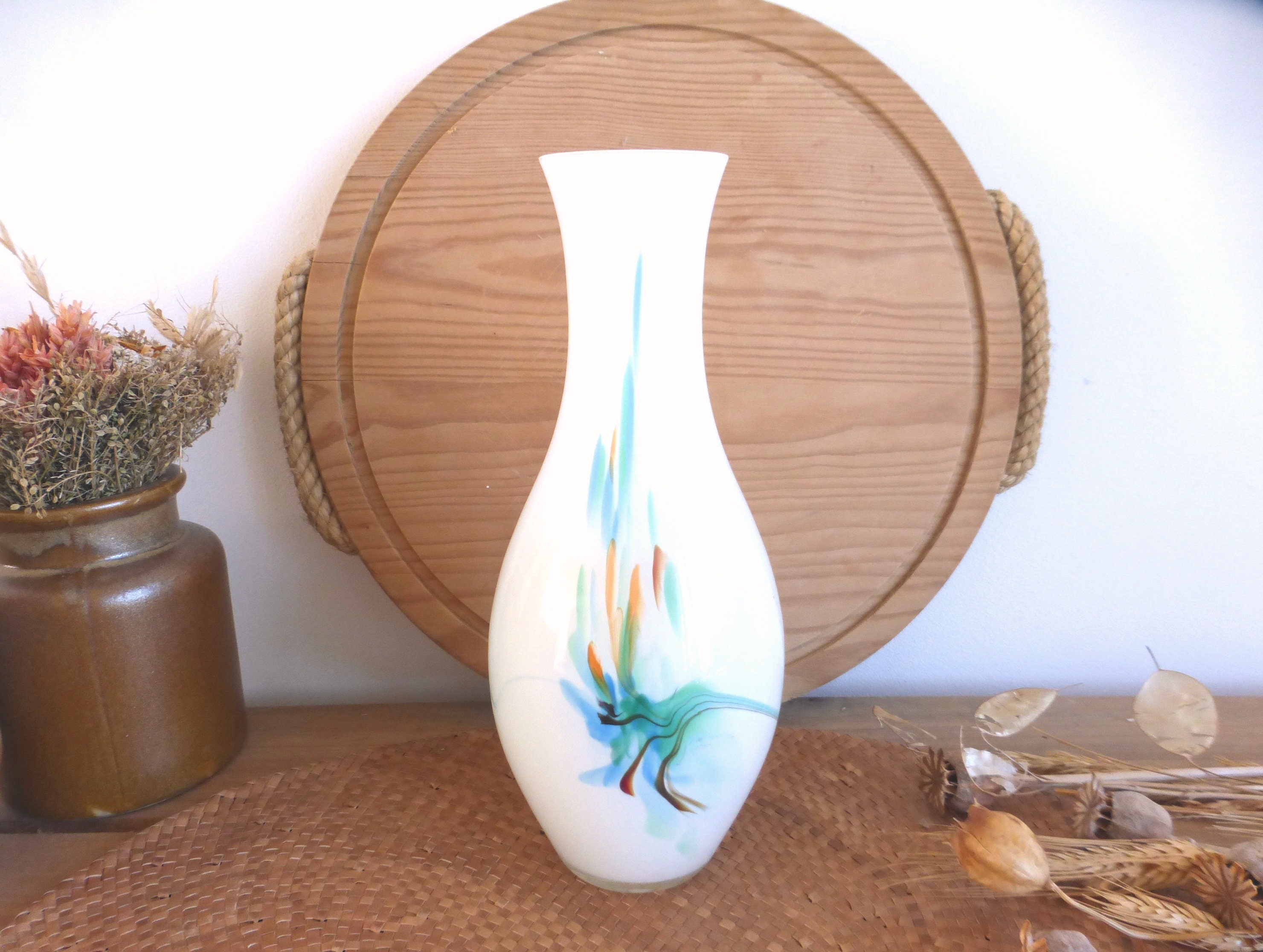 Magnifique Vase en Verre Opalin Blanc Soufflé à La Main Français avec Motif Abstrait Bleu et Vert - 