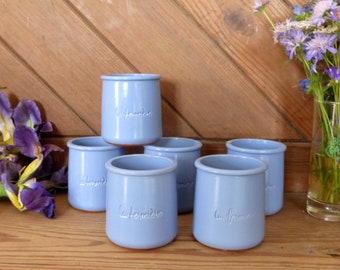 Six pots de yaourt vintage LA FERMIERE en grès émaillé bleu lavande français - pour le yaourt, les desserts ou la décoration de table