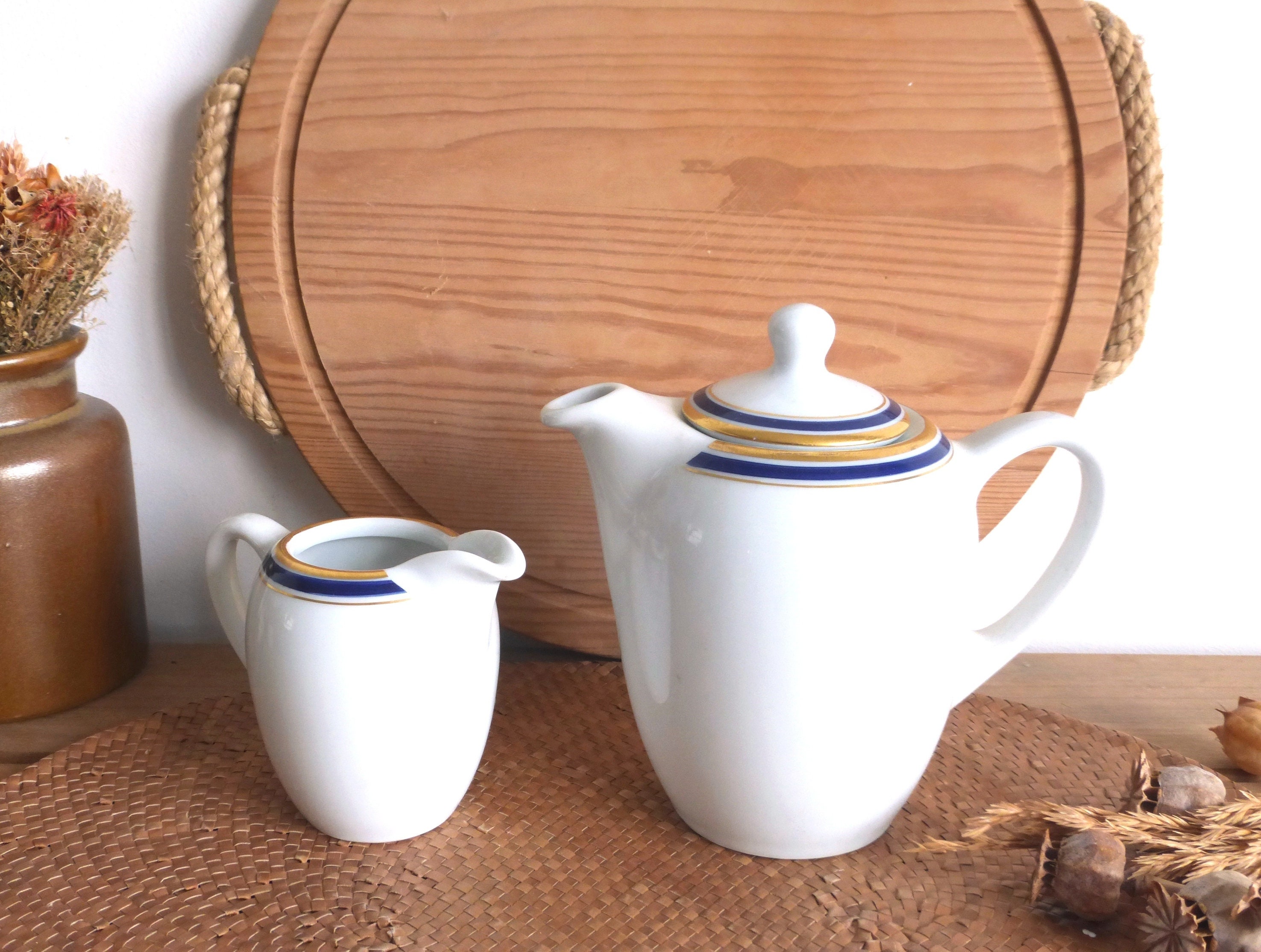 Rare Belle Cafetière Apilco Vintage Français et Pot à Lait Crémeux en Blanc avec Rayures Dorées Bleu