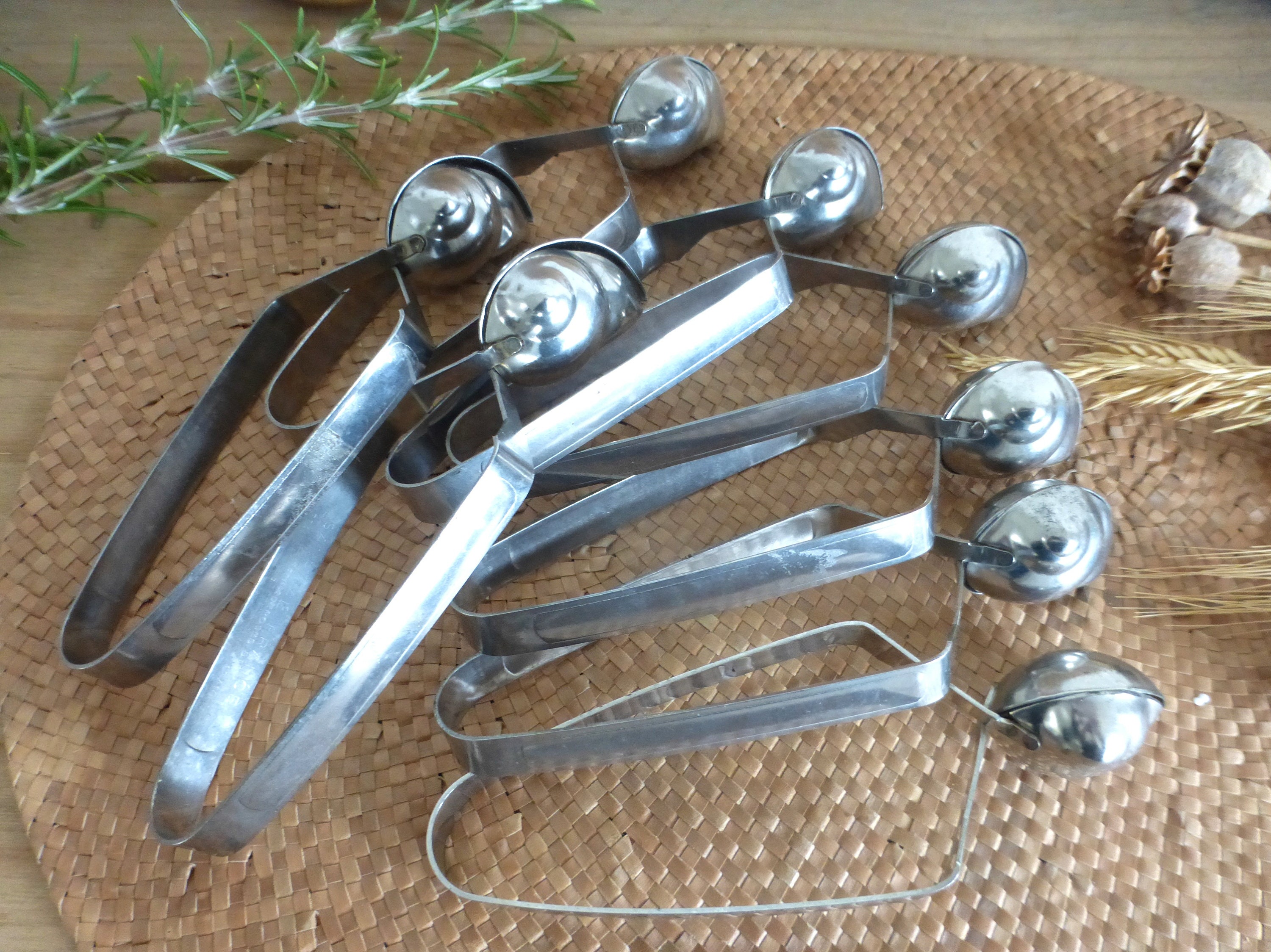 Ensemble de Huit Pinces à Escargot en Acier Vintage Français Inhabituelles Forme Coquilles d'escargo