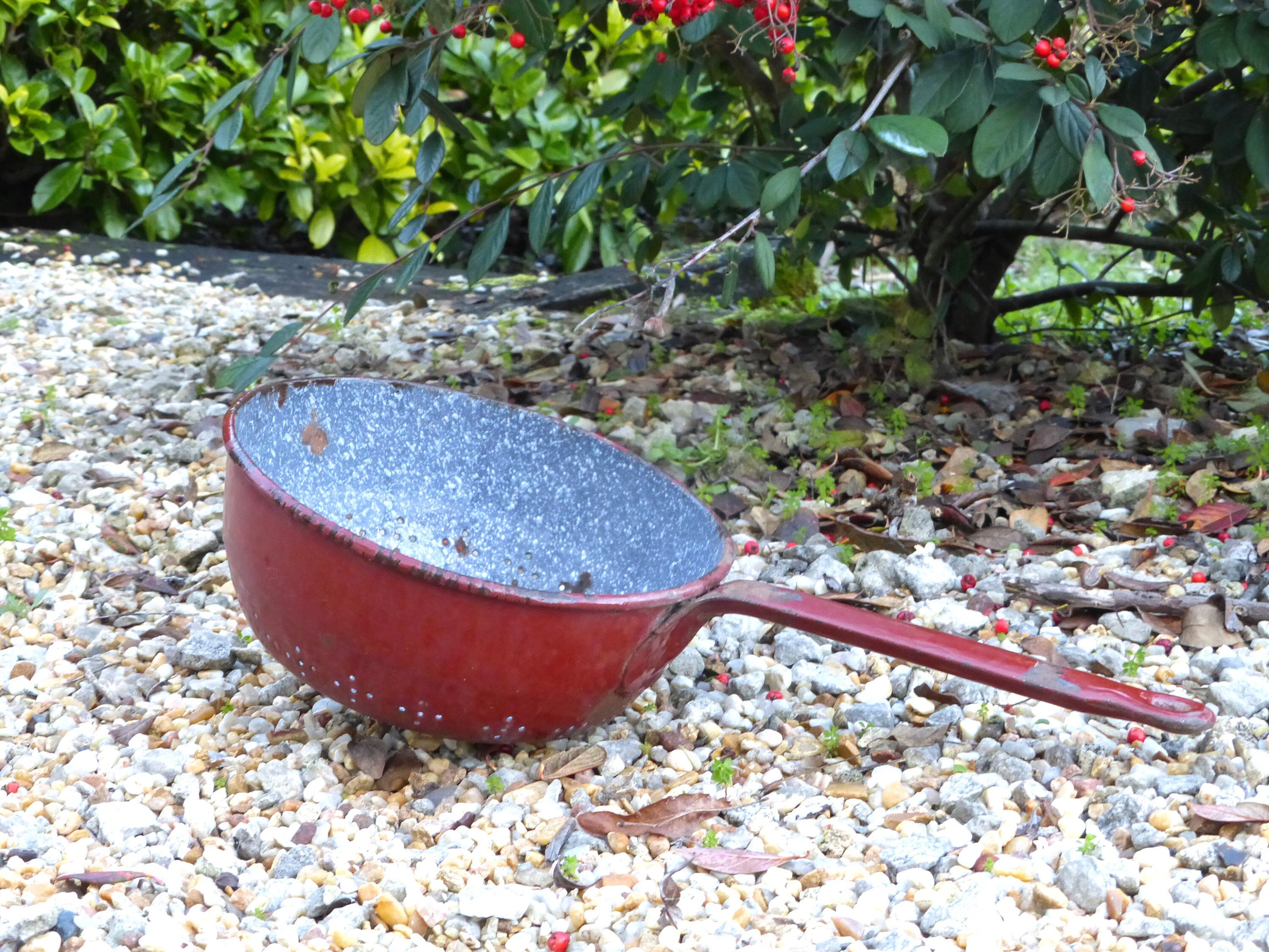 Fab Français Vintage Grand Émail Rouge Chippy Longue Poignée Passoire avec Intérieur Gris Marbré - R