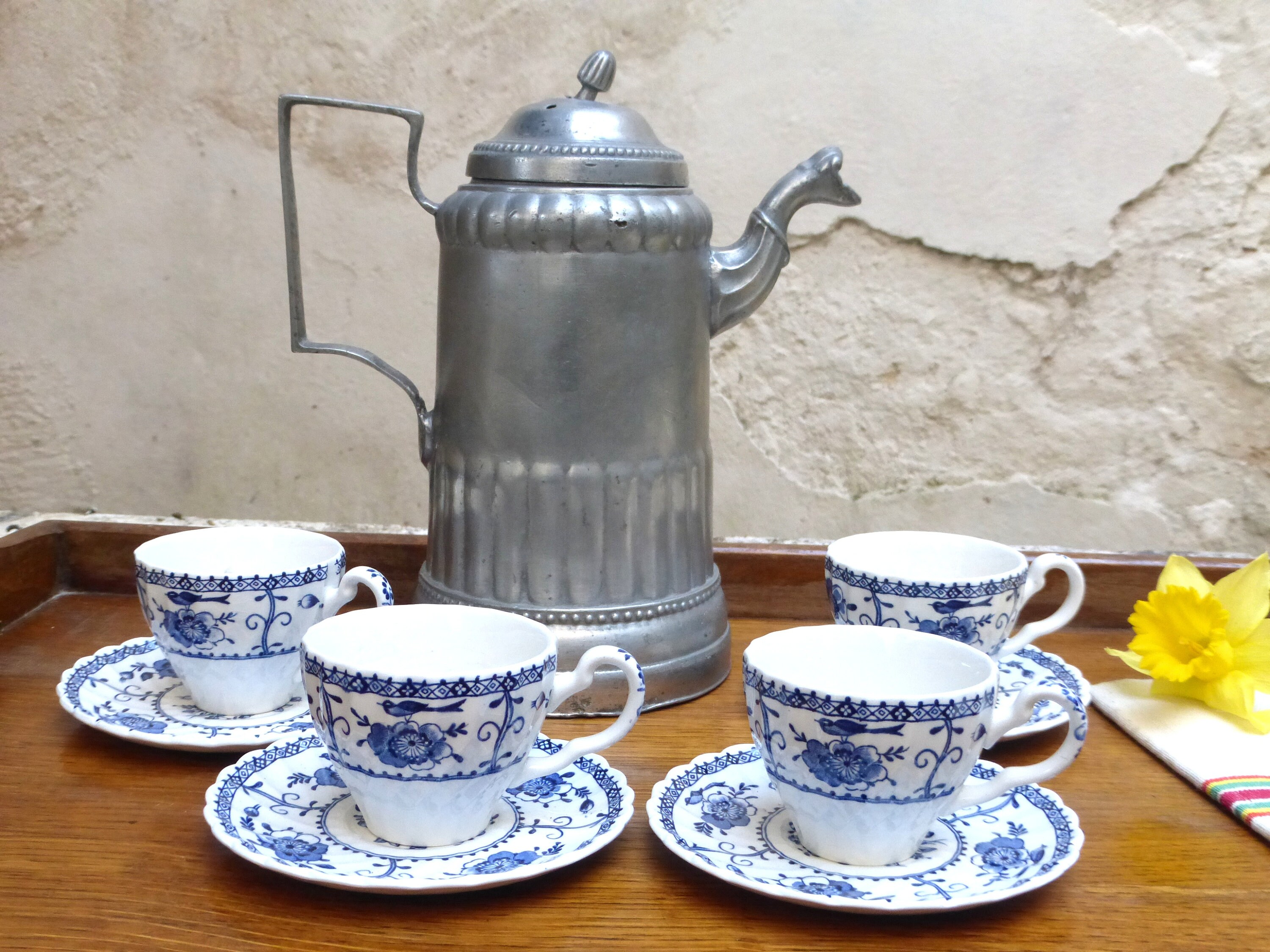 Ensemble de Quatre Jolies Tasses et Soucoupes Expresso en Pierre Fer Bleues Blanches d'indes Vintage