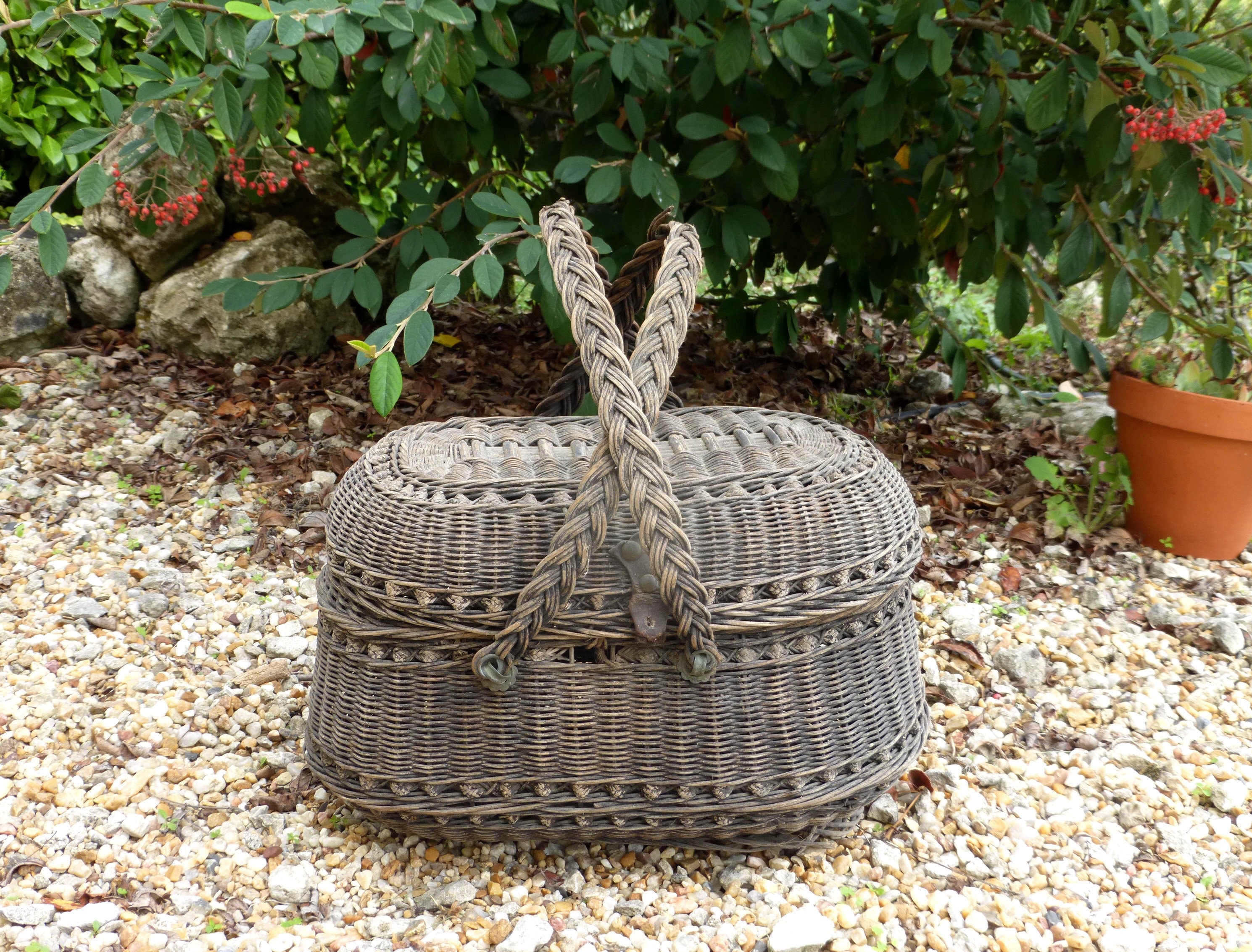 Théière chinoise en porcelaine Canton Chine 19e siècle avec panier en