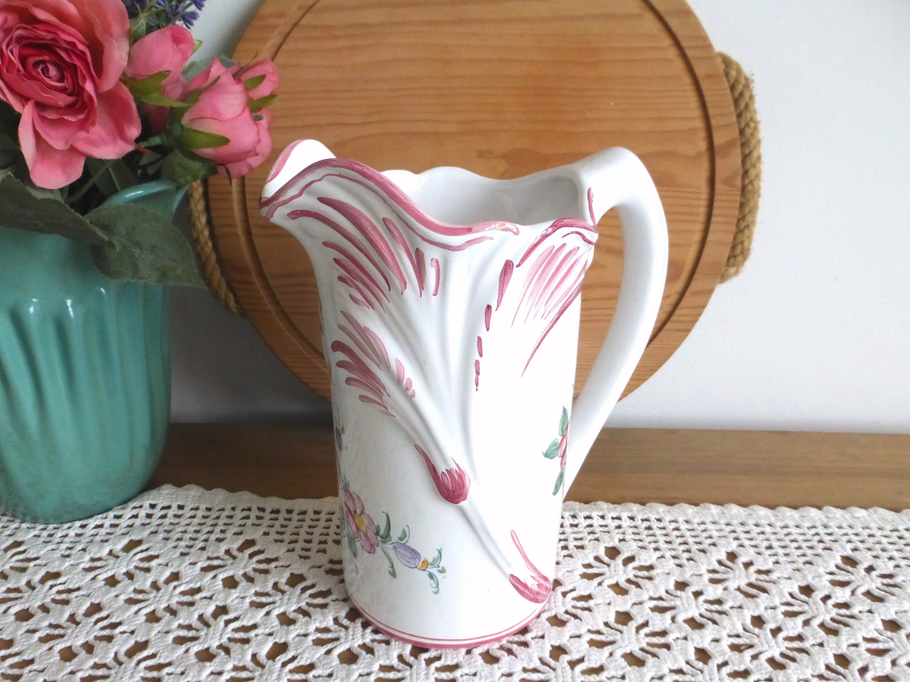 Charmant Français Mufraggi Moustiers Vintage Fait à La Main et Peint Blanc Rose Vase de Cruche en Cé