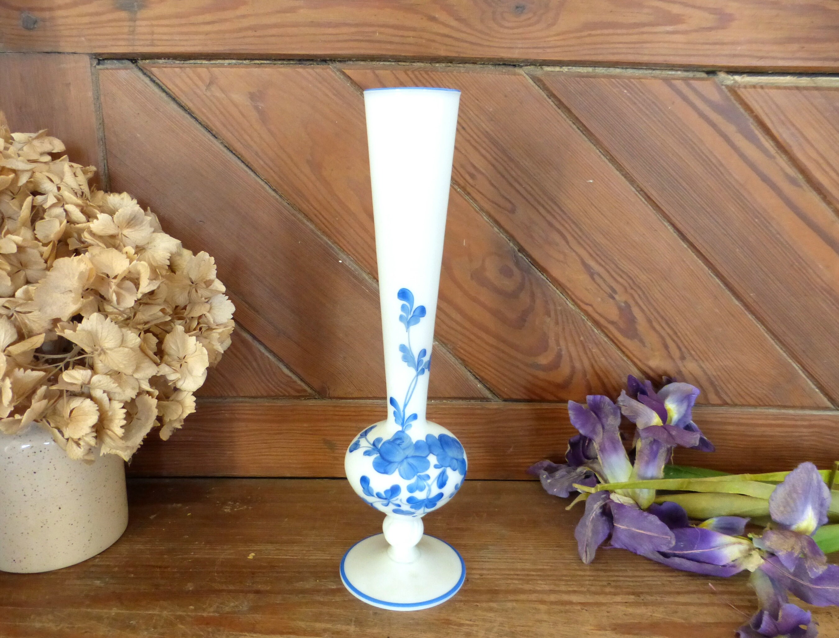 Magnifique Vase Italien Vintage en Verre Opalin Blanc Peint à La Main avec Des Roses Bleues - Élégan