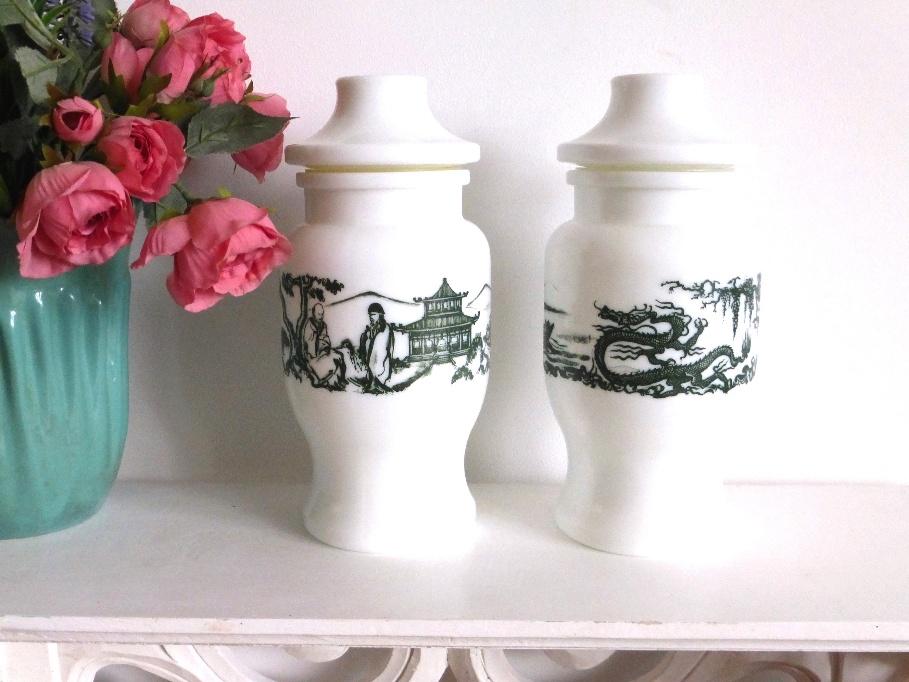 Belle Belge Vintage Verre de Lait Apothicaire Pots Conteneurs Bidons W/Chinoiserie Verte Scènes Orie